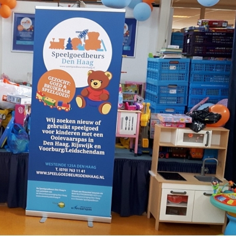 Montessorischool schenkt recordopbrengt aan speelgoedbeurs